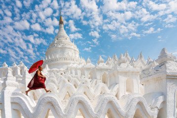 Novice monk at Hsinbyume pagoda